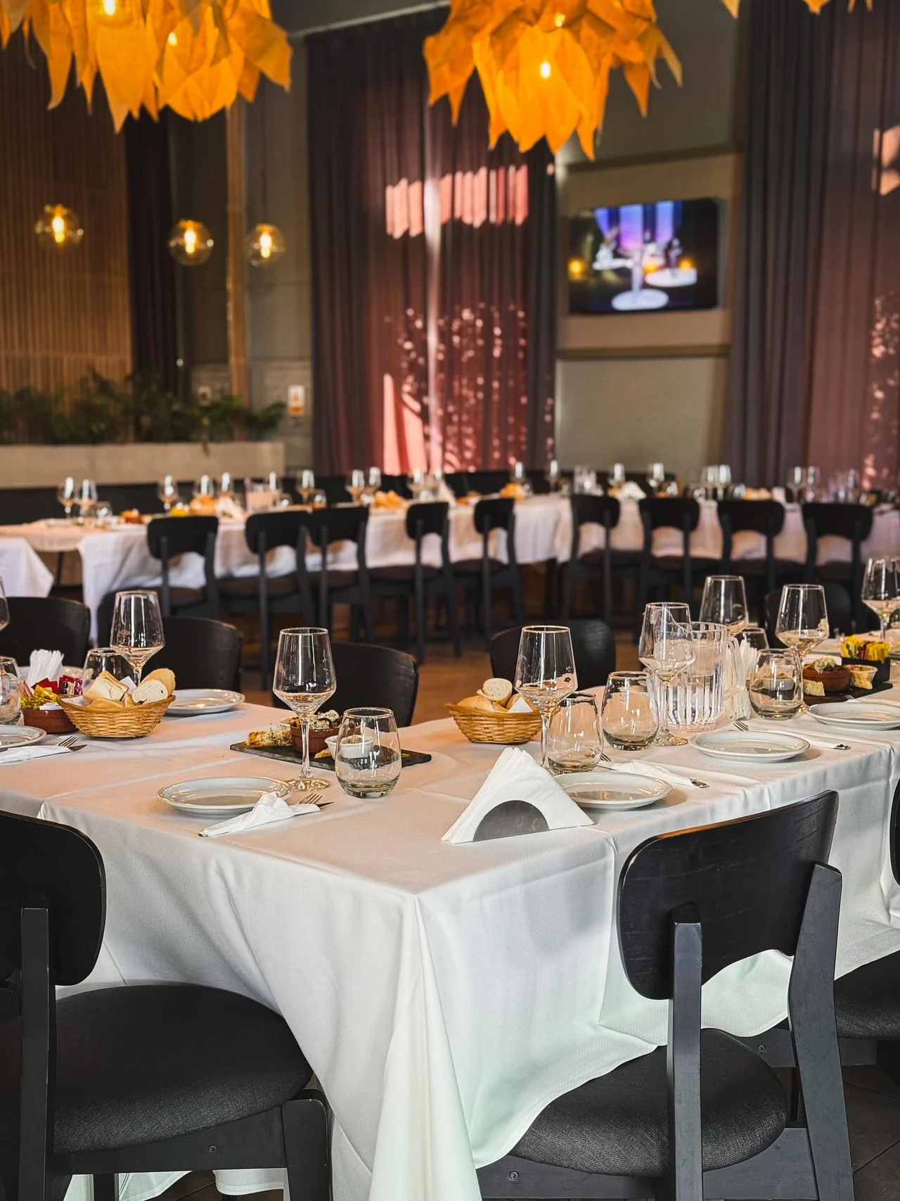 El salón de Oliva preparado para un casamiento, con manteles, copas y mesas dispuestas para los invitados